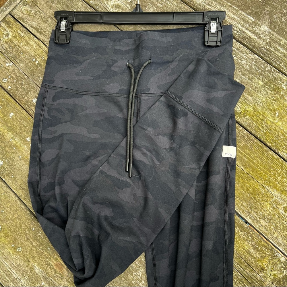Vuori Daily Legging - Black Camo women’s S - Picture 6 of 10